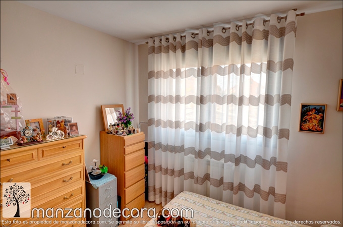 cortina de ollaos en dormitorio auxiliar chica