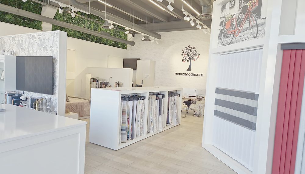 Exposición de Manzanodecora en Fuenlabrada, con cortinas, estores y paneles montados